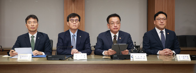 최상목 부총기 겸 기획재정부 장관이 8일 오전 서울 여의도 한국수출입은행에서 열린 거시경제금융회의에서 모두발언을 하고 있다. 왼쪽부터 이복현 금융감독원장, 이창용 한국은행 총재, 최 부총리, 김병환 금융위원장. ⓒ 한국은행