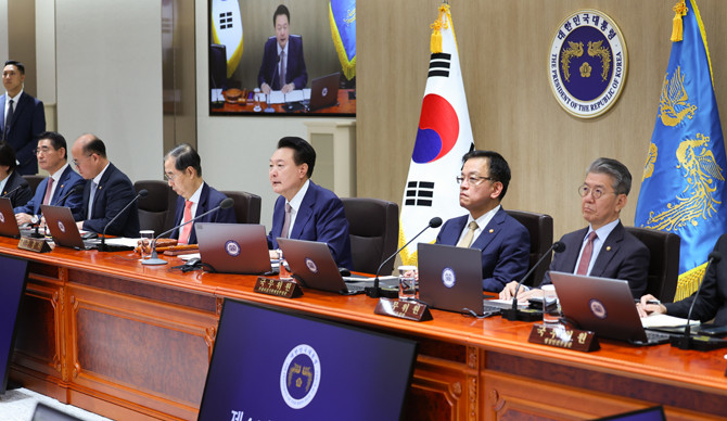 윤 대통령은 11일 주재한 수석비서관회의에서 소득·불균형 등 양극화를 타개해야 한다고 강조했다. ⓒ 연합뉴스
