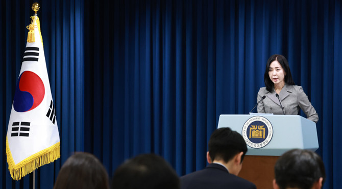 정 대변인이 11일 오전 윤석열 대통령이 주재한 수석비서관회의에서 발언한 내용에 대해 설명하고 있다. ⓒ 연합뉴스