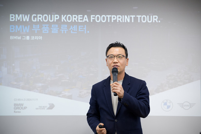 BMW 그룹 코리아 부품물류센터에 대해 소개하고 있는 BMW 그룹 코리아 애프터세일즈 총괄 정상천 본부장. ⓒ BMW 그룹 코리아