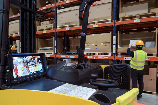 RDC 동작 감지 센서와 주변을 밝히는 레이저가 적용된 지게차. ⓒ BMW 그룹 코리아