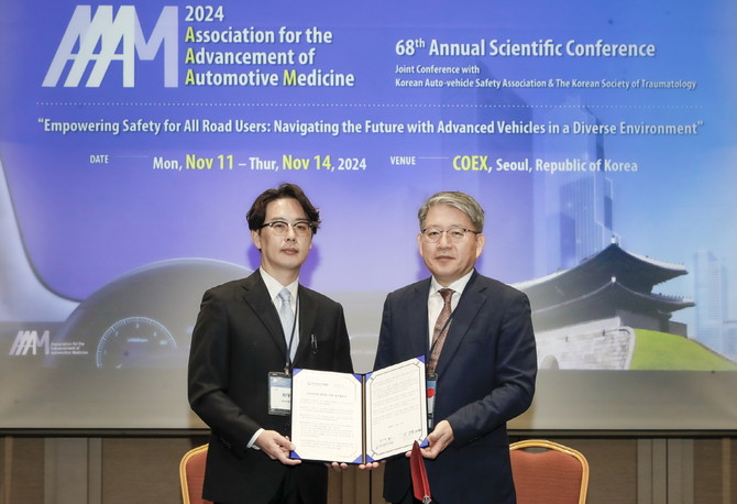 한국자동차기자협회는 12일 서울 강남구 삼성동 코엑스에서 한국자동차안전학회와 자동차산업 발전을 위한 상호 지원 및 협력에 관한 업무협약(MOU)을 체결했다. 왼쪽부터 최대열 한국자동차기자협회장, 이강현 한국자동차안전학회장. ⓒ 한국자동차기자협회