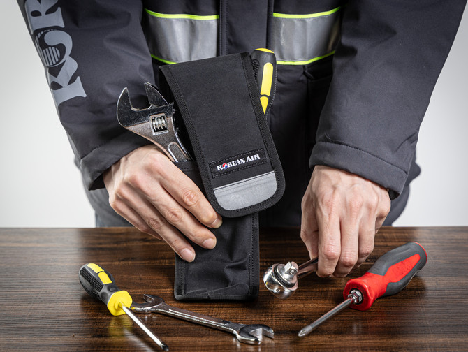 대한항공은 버려질 뻔한 낡은 정비복을 활용해 정비사용 드라이버 파우치를 제작했다. ⓒ 대한항공