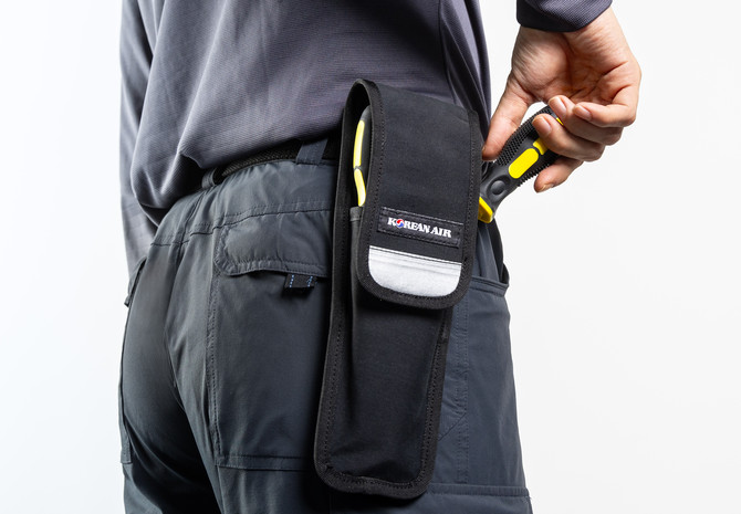 대한항공은 버려질 뻔한 낡은 정비복을 활용해 정비사용 드라이버 파우치를 제작했다. ⓒ 대한항공