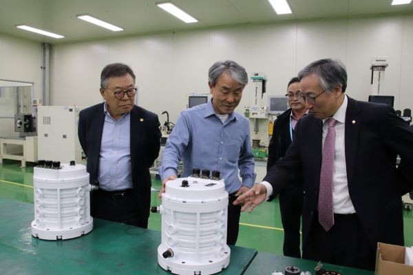 김영집 광주테크노파크 원장이 창원 지역의 방산기업인 '삼현(주)'를 방문해 방위산업 관련 기술 및 현황에 대한 설명을 듣고 있다. ⓒ 광주테크노파크