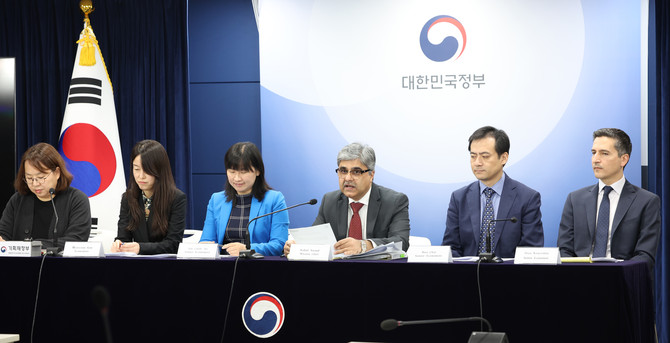 국제통화기금(IMF) 라훌 아난드 한국미션 단장이 20일 오전 정부서울청사에서 IMF-한국 연례협의결과를 발표하고 있다. ⓒ 연합뉴스