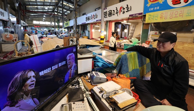 서울 한 전통시장에서 소상공인이 미국 대선 관련 방송을 보고 있다. ⓒ 연합뉴스