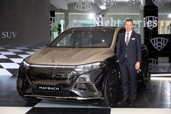 마티아스 바이틀 메르세데스-벤츠 코리아 대표가 메르세데스-마이바흐 EQS 680 SUV 나이트 시리즈 옆에서 기념촬영을 하고 있다. ⓒ 메르세데스-벤츠 코리아