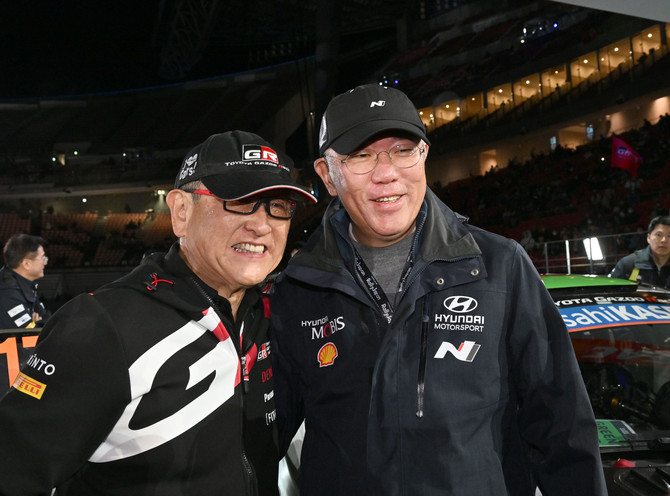 정의선 현대차그룹 회장과 토요다 아키오 토요타그룹 회장이 24일 WRC 일본 랠리 후 기념촬영을 하는 모습. ⓒ 현대자동차