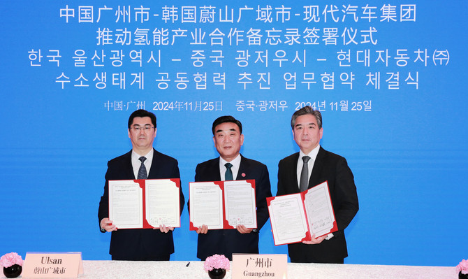 왼쪽부터 쑨즈양 광저우시장, 김두겸 울산광역시장, 장재훈 현대차 사장이 협약서를 들고 기념 촬영을 하는 모습. ⓒ 현대자동차