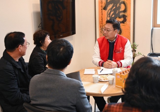 정연욱 의원이 부산 수영구 주민들의 민원을 청취하는 모습. ⓒ 프라임경제