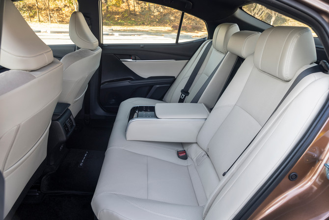 2025년형 캠리 하이브리드 2열. ⓒ 토요타코리아