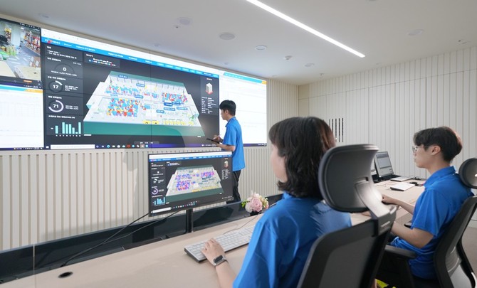 군포풀필먼트센터 관제실에서 CJ대한통운 직원들이 디지털트윈 기술을 활용해 입출고 과정 및 재고상태 등 물류 전과정을 살펴보고 있다. ⓒ CJ대한통운