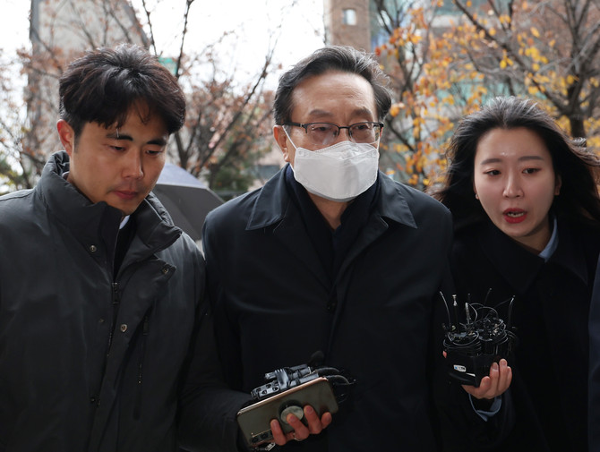 친인척 부당대출 의혹을 받고 있는 손태승 전 우리금융지주 회장이 26일 서울 양천구 남부지법에서 열린 특정경제범죄 가중처벌법상 배임 혐의 관련 영장실질심사를 받기 위해 법정으로 향하고 있다. ⓒ 연합뉴스