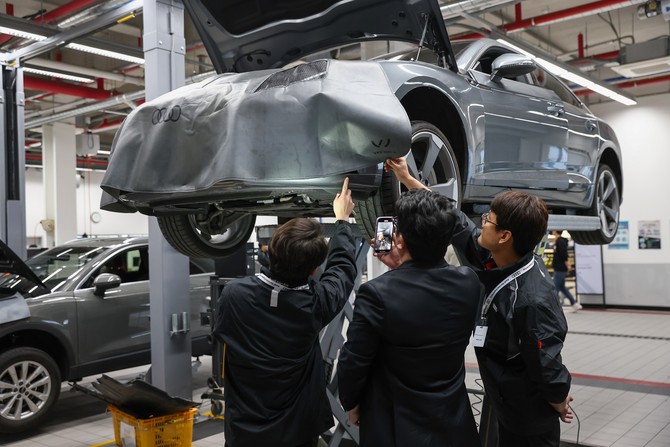 아우디 서비스 익스피리언스는 아우디 공식 서비스센터에서 전문 테크니션과 함께 차량의 정비 및 수리 과정을 직접 보고 체험할 수 있는 프로그램이다. ⓒ 아우디 코리아