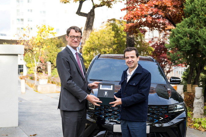 필립 베르투 주한 프랑스 대사(왼쪽)에게 그랑 콜레오스 E-Tech 하이브리드의 스마트키와 기념품을 전달하는 스테판 드블레즈 르노코리아 사장. ⓒ 르노코리아