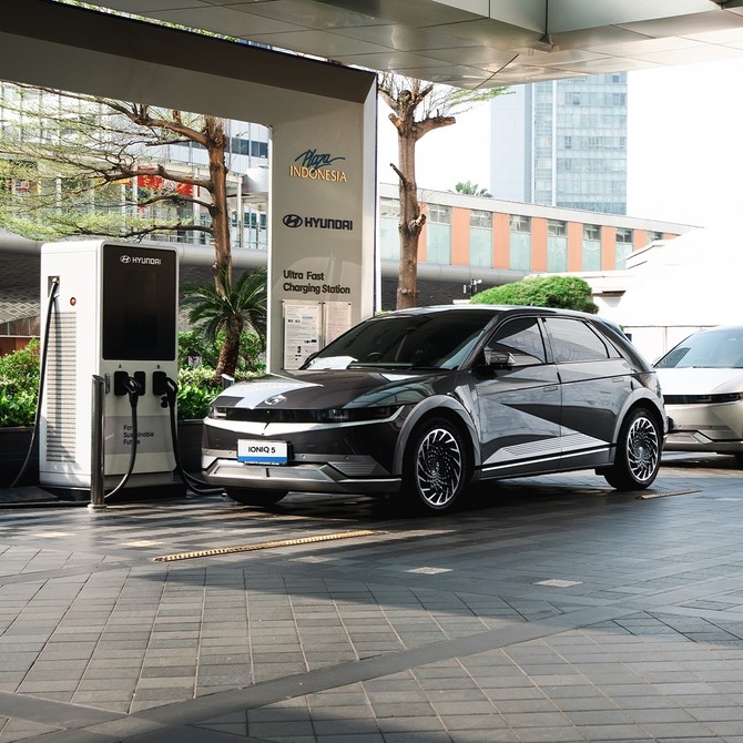 현대차 EV 충전소(인니 자카르타 소재)에서 아이오닉 5를 충전하는 모습. ⓒ 현대자동차
