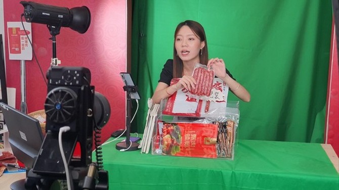 윙입푸드 직원이 온라인 플랫폼을 통해 라이브커머스를 진행하고 있는 모습. ⓒ 프라임경제