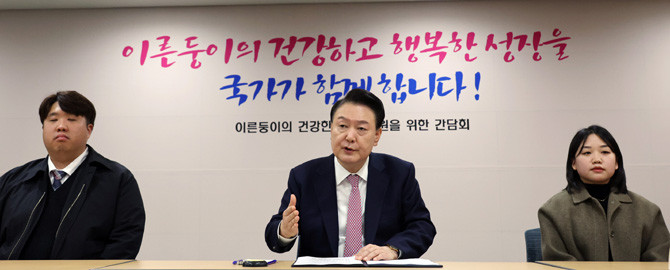 윤 대통령은 "정부는 소아 분만과 같은 필수 중의 필수의료 분야를 지원하기 위해서 지역 소아의료 서비스 체계를 개선하고, 보상 확대를 추진하고 있다"며 "앞으로 의료 인력 확충, 의료사고 안전망 구축, 지역 필수의료 강화 등에 5년간 30조원 이상을 투입할 예정"이라고 밝혔다. ⓒ 연합뉴스