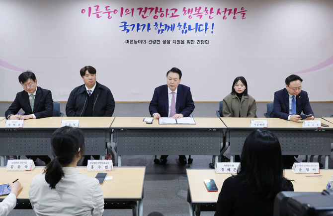 윤 대통령의 병원 방문은 지난 10월 제주대학교 병원 이후 약 한 달 만이며, 2월 의료개혁 발표 이후 13번째 방문이며, 특히 현직 대통령의 신생아집중치료실 방문은 이번이 처음이다. ⓒ 연합뉴스