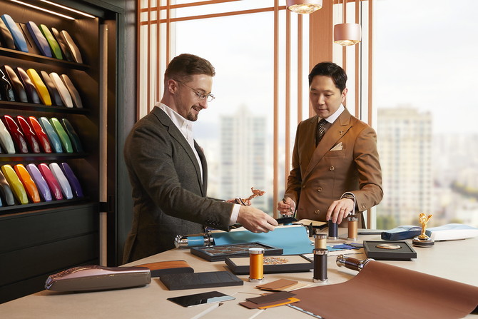 왼쪽부터 제임스 바준(James Bazun) 롤스로이스모터카 리져널 디자이너, 최원근 클라이언트 익스피리언스 매니저. ⓒ 롤스로이스모터카