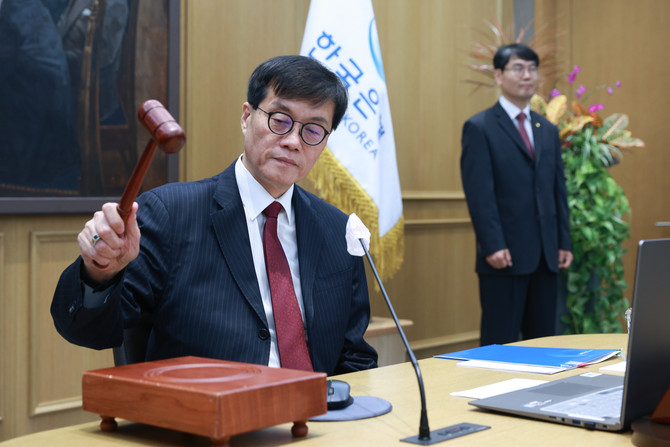 이창용 한국은행 총재가 28일 서울 중구 한국은행에서 열린 금융통화위원회에서 의사봉을 두드리고 있다. ⓒ 한국은행