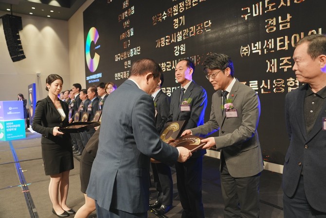 김혁 넥센타이어 GHR BS(Business Sector)장이 시상식에 참석해 지역사회공헌 인증기업 인증패를 받고 있다. ⓒ 넥센타이어