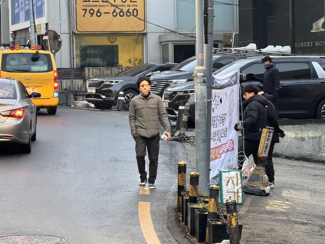 현대트랜시스 노조가 2일 오전 서울 한남동 주택가에서 시위를 벌이고 있다. ⓒ 현대트랜시스