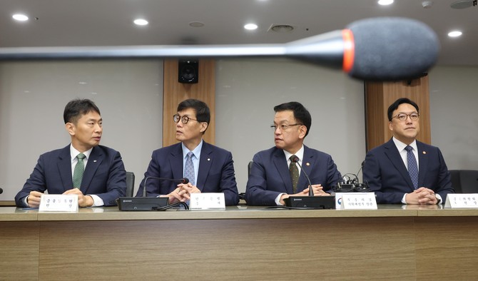 최상목 경제부총리 겸 기획재정부 장관을 비롯한 금융수장들이 지난 8일 서울 영등포구 한국수출입은행에서 열린 거시경제금융회의에 참석해 대화를 나누고 있다. 왼쪽부터 이복현 금융감독원장, 이창용 한국은행 총재, 최 부총리, 김병환 금융위원장. ⓒ 연합뉴스
