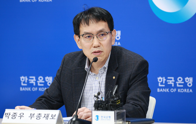박종우 한국은행 부총재보가 4일 한은 기자실에서 긴급브리핑을 갖고 기자들의 질문에 답하고 있다. ⓒ 한국은행