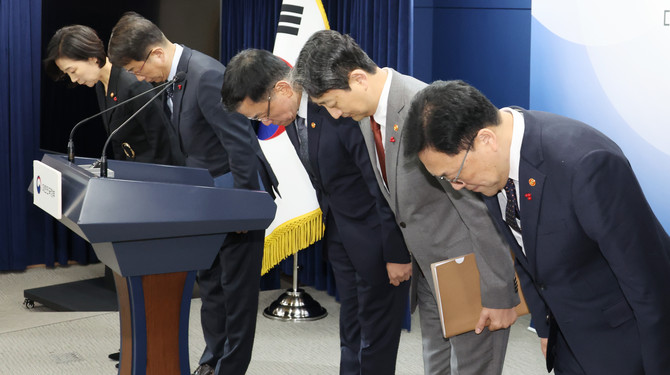 최상목 부총리 겸 기획재정부 장관(가운데)이 4일 긴급 경제관계장관회의 합동브리핑에서 참석한 장관들과 허리숙여 인사하고 있다. ⓒ 연합뉴스