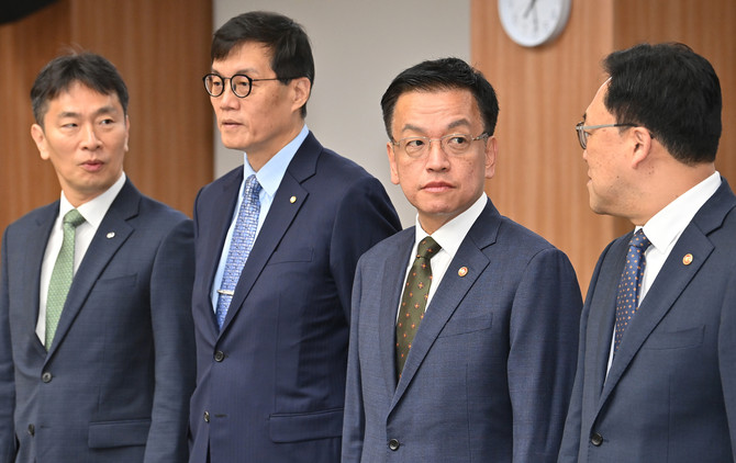 경제 수장들이 지난 8일 서울 영등포구 한국수출입은행에서 열린 거시경제금융회의에서 대화를 나누고 있다. 왼쪽부터 이복현 금융감독원장, 이창용 한국은행 총재, 최상목 경제부총리, 김병환 금융위원장. ⓒ 연합뉴스