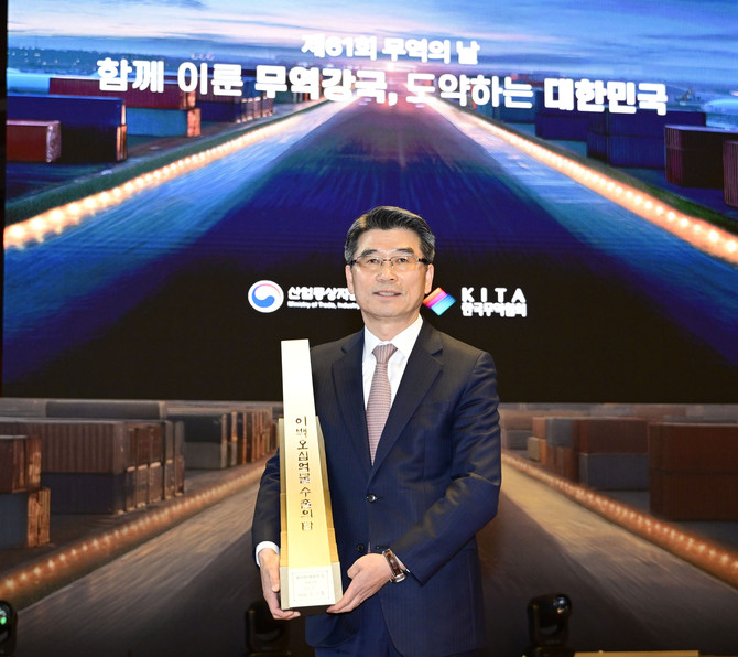 제61회 무역의 날 기념식에서 송호성 기아 사장이 250억불 '수출의 탑'을 수상한 후 기념촬영을 하고 있다. ⓒ 기아