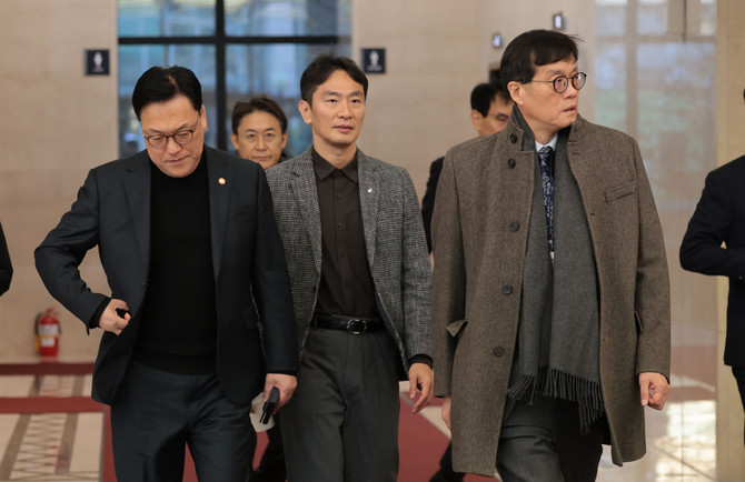 김병환 금융위원장(왼쪽부터), 이복현 금융감독원장, 이창용 한국은행 총재가 6일 오전 서울 중구 은행회관에서 거시경제·금융현안 간담회를 마친 뒤 이동하고 있다. ⓒ 연합뉴스