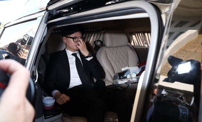 한 대표가 윤 대통령의 담화 발표 이후 한 총리를 만나기 위해 이동하고 있다. ⓒ 연합뉴스