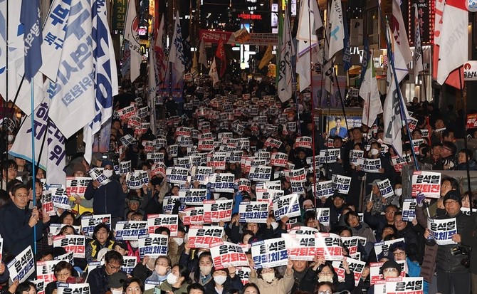 부산 진구 서면에 모여든 시민들이 윤 대통령 탄핵을 외치고 있다.ⓒ연합뉴스