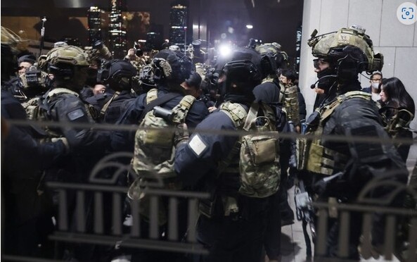 지난 3일 윤 대통령이 비상계엄을 선포한 직후 완전 무장을 한 계엄군들이 여의도 국회의당에 진입하는 장면.ⓒ연합뉴스