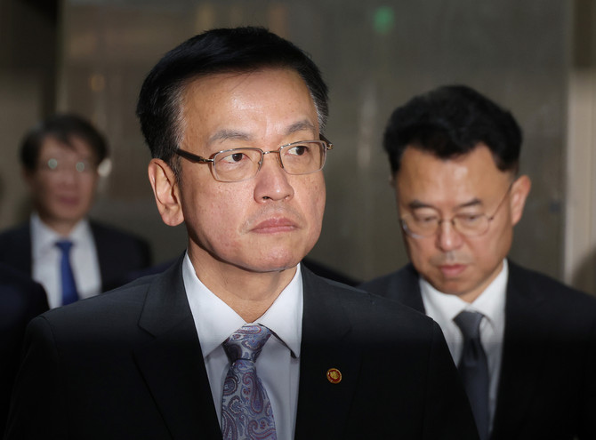 최상목 부총리 겸 기획재정부 장관이 지난 9일 오전 우원식 국회의장과 면담 하기 위해 국회의장실로 들어가고 있다. ⓒ 연합뉴스