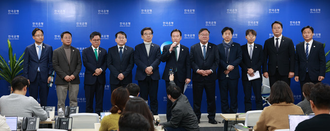 국회 기획재정위원회 소속 야당 의원 12명이 10일 오전 한은을 찾아 이창용 총재와 최근 금융‧경제 현안에 대한 의견을 주고받았다. ⓒ 한국은행