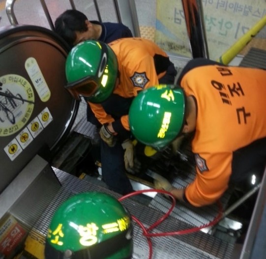 119 소방대가 지하철역사 내 에스컬레이터 사고 인명 구조하는 모습. 기사 내용과 무관한 사진. ⓒ 관악소방서