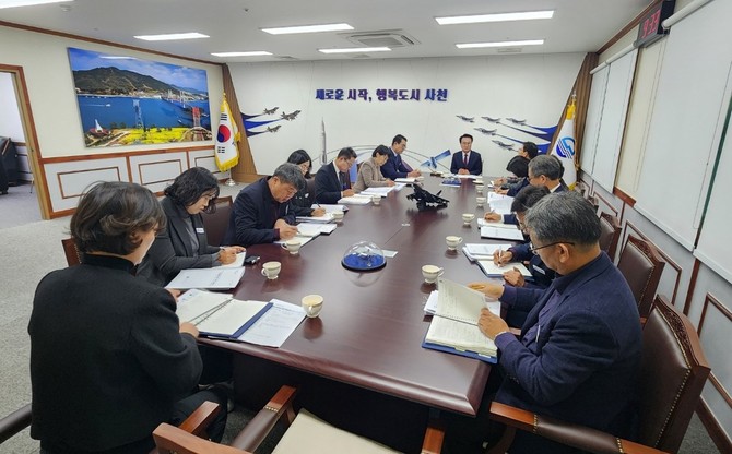 박동식 사천시장이 긴급회의를 개최하고 빈틈없는 민생·지역경제 안정을 강조하고 있다. ⓒ 프라임경제