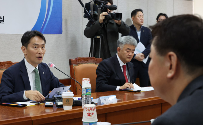 이복현 금감원장(왼쪽)이 20일 오전 서울 여의도 건설공제회관에서 열린 부동산 전문가·건설업계 간담회에서 발언하고 있다. ⓒ 연합뉴스