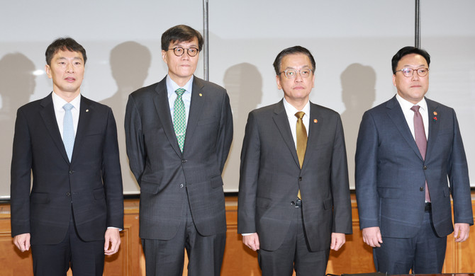 왼쪽부터 이복현 금감원장, 이창용 한국은행 총재, 최상목 경제부총리 겸 기획재정부 장관, 김병환 금융위원장이 지난 19일 오전 서울 중구 은행회관에서 열린 거시경제금융회의에 참석하고 있다. ⓒ 연합뉴스