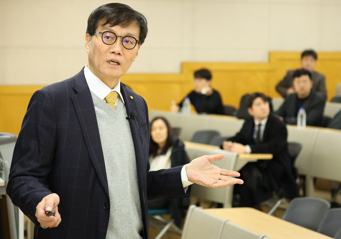 이창용 한국은행 총재가 23일 서울 동대문구 서울시립대 미래관에서 열린 한국국제경제학회 학술대회에서 통합정책 프레임워크를 주제로 기조연설을 하고 있다. ⓒ 연합뉴스