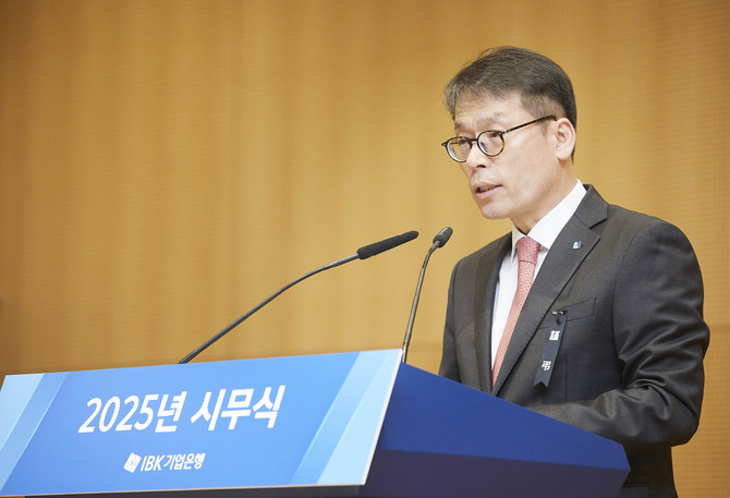 김성태 IBK기업은행장이 2일 서울 중구 기업은행 본점에서 열린 '2025년 시무식'에서 신년사를 발표하고 있다. ⓒ IBK기업은행