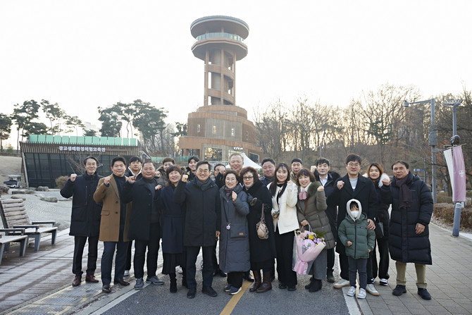 김동연 경기도지사는 2일 오전 광교호수공원에서 사회적 의인들과 신년 해맞이 행사를 가졌다. ⓒ 경기도청