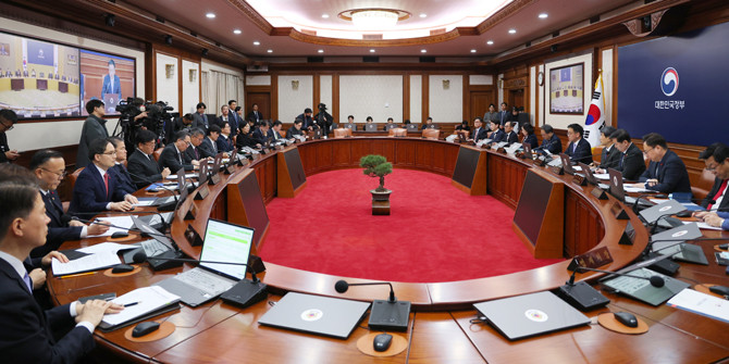 최 권한대행은 7일 서울정부청사에서 주재한 국무회의에서 새해 업무보고의 중요성에 대해 강조했다. ⓒ 연합뉴스