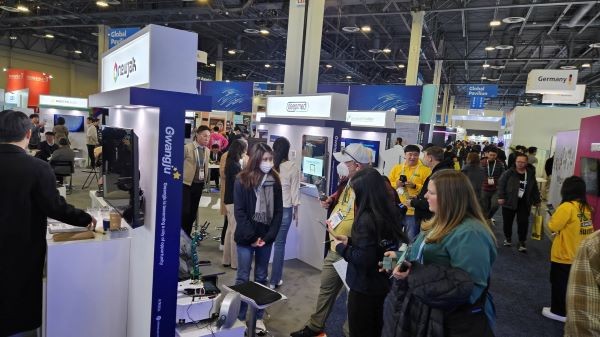 2024년 1월 'CES 2025'가 열린 미국 네바다주 라스베이거스 컨벤션센터(LVCC)를 찾은 관람객들이 전시장을 둘러보고 있다. ⓒ 광주광역시