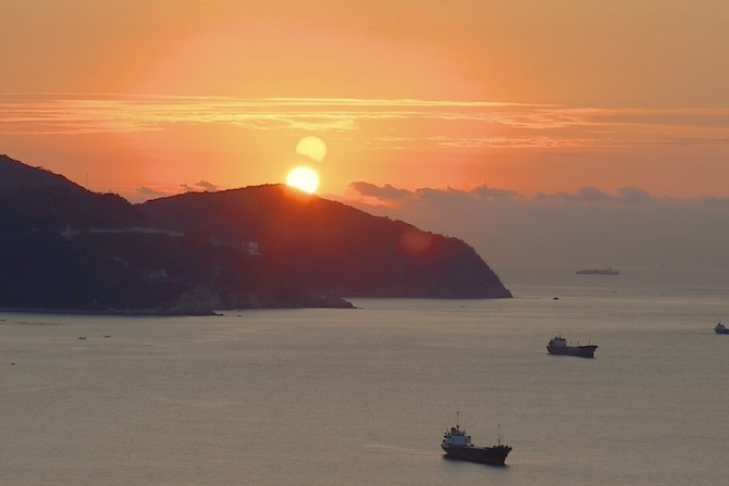 윈덤 그랜드 부산 객실에서 바라본 일출 전경. ⓒ 윈덤 그랜드 부산