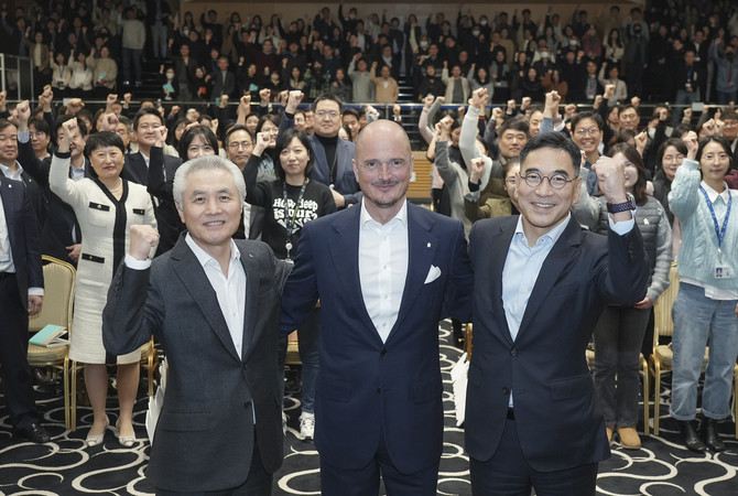 지난 6일 SC제일은행 본점에서 열린 임직원 신년 타운홀에서 (맨 앞줄 왼쪽부터)전임 은행장인 박종복 SC그룹 시니어 어드바이저, 디에고 디 조르지 SC그룹 최고재무책임자, 이광희 신임 은행장이 임직원들과 기념촬영을 하고 있다. ⓒ SC제일은행